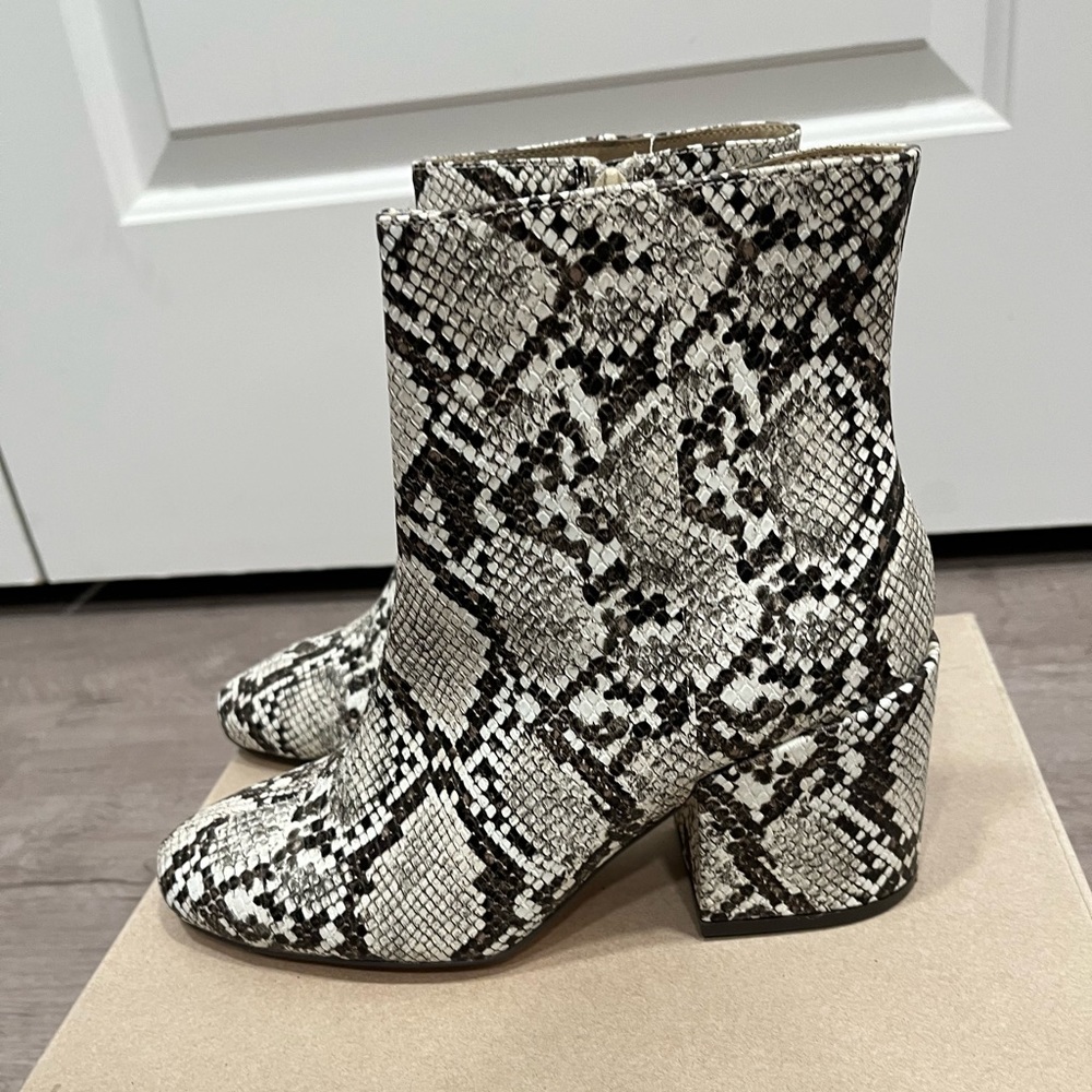 UO Booties - Picture 4 of 9
